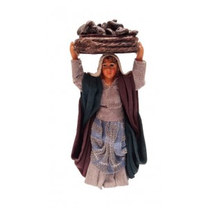 Donna con vassoio di funghi...