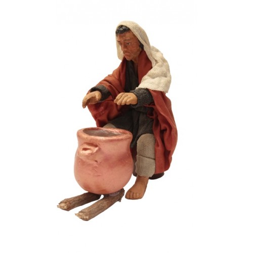 Uomo seduto al bivacco 13 cm...