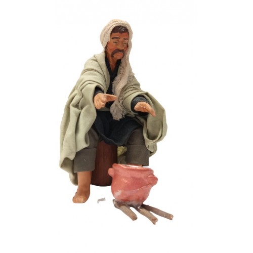 Uomo seduto al bivacco 13 cm...