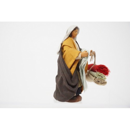 Donna con stoffe cm 10 terracotta e...