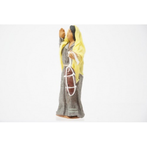 Donna con salume cm 7 terracotta e...