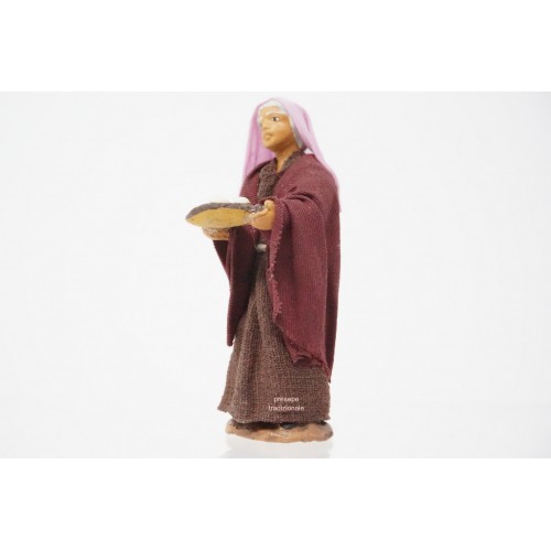 Donna con vassoio di formaggi cm 7...