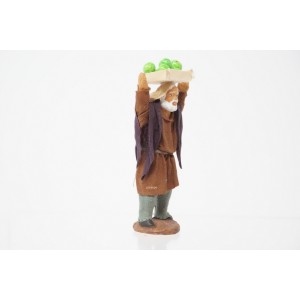 Uomo con cassetta di mele...