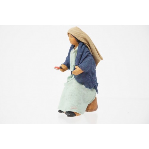 Donna seduta con cucchiaio cm 7...