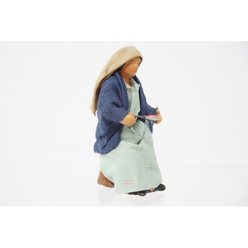 Donna seduta con cucchiaio cm 7...