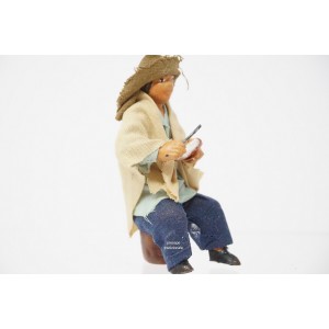 Uomo seduto che mangia cm 7...