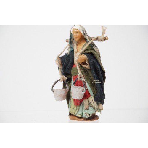 Donna con secchi cm 7 terracotta e...