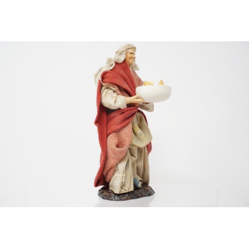 Donna con piatto di formaggi cm 13...