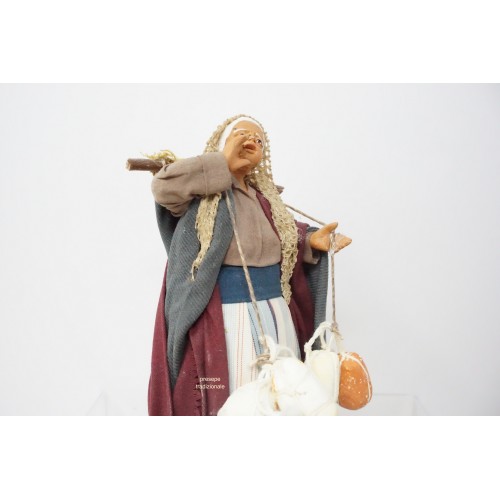 Donna con formaggi cm 15 terracotta e...