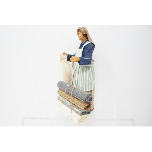 Donna con stoffe cm 15 terracotta e...