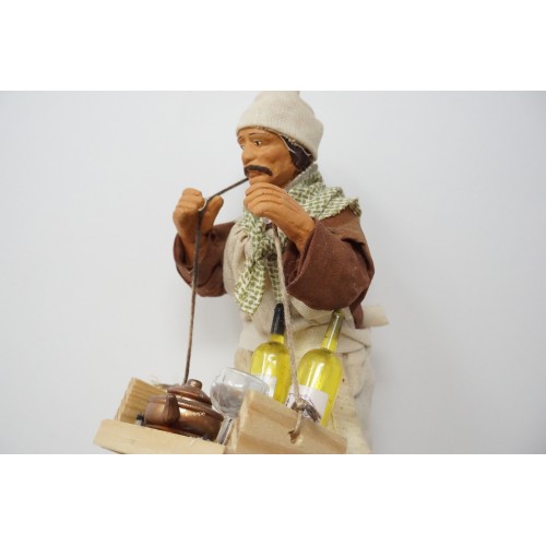 Uomo con cassetta di bottiglie cm 15...