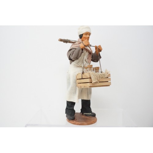 Uomo con cassetta di bottiglie cm 15...