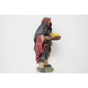 Uomo con vassoio di limoni... 2