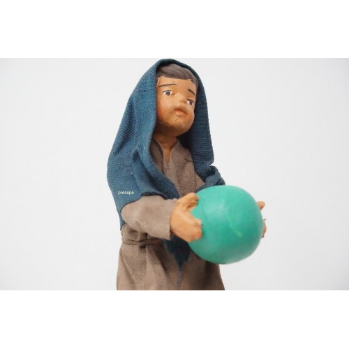 Bambino con palla cm 15 terracotta e...
