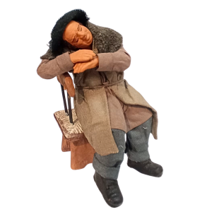 Uomo che dorme sulla sedia...