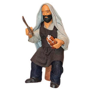 Uomo al tavolo che mangia...